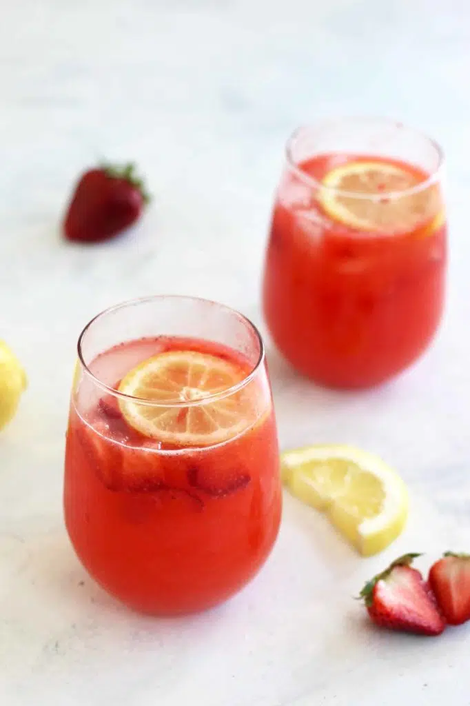 This Spiked Strawberry Lemon Spritzer is naturally flavored from seasonal strawberries and freshly squeezed lemons. Unlike most cocktails, this drink has sugar-free + low-sugar options and has less than 100 calories per drink. #healthycocktail #summerdrinks #sugarfree #strawberryrecipes #CheerfulChoices