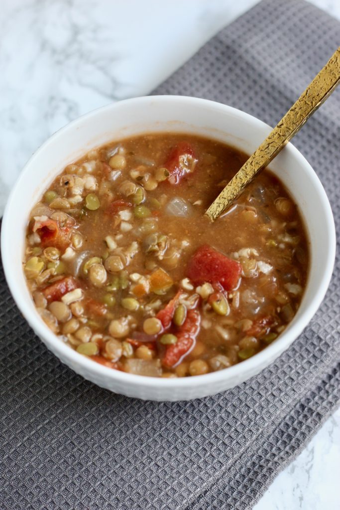 This Lentil Brown Rice Soup is the perfect, plant-based meal to serve on a chilly night. This dry soup mix also makes for a unique, affordable, and thoughtful holiday gift that friends and family will love! Free printable recipe card included! #souprecipes #drysoup #holidaygift #vegan #glutenfree