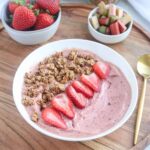 strawberry rhubarb crisp smoothie bowl featured 1