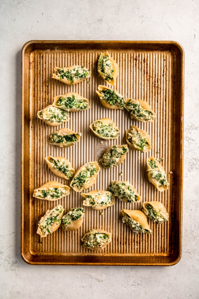 Shells stuffed with spinach mixture